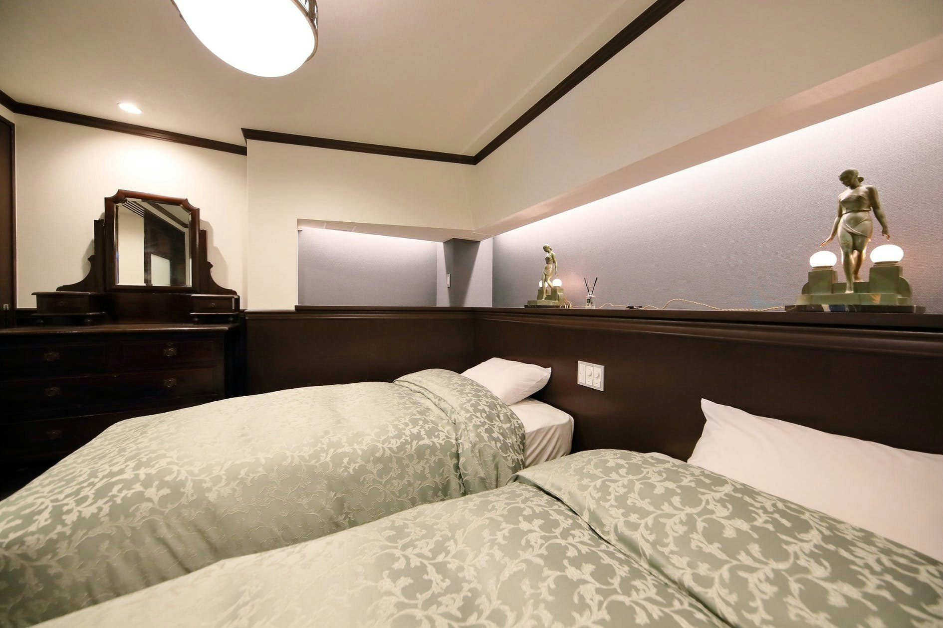 使い込まれたシャビーな質感を持つ家具でコーディネートされたインテリアスタイルのお部屋です。